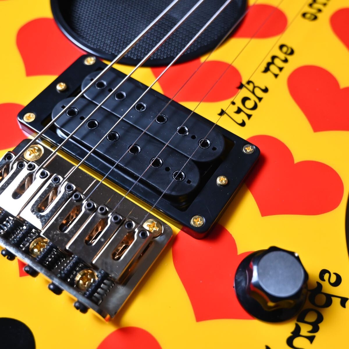 FERNANDES YELLOW HEART ZO Mini electric guitar with built-in FERNANDES YELLOW HEART ZO Mini electric guitar with built-in