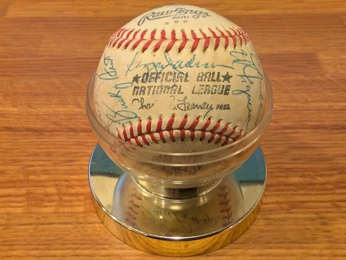 1977 NEW YORK YANKEES WORLD SERIES TEAM SIGNED BASEBALL 24 SIGNATURES. JSA LOA.