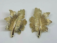 VINTAGE: SIGNED EMMONS GOLD TONE OAK LEAF CLIP-ON EARRINGS - EXCELLENT CONDITION