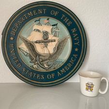 U.S. US Navy Reliefplakette 38,5 cm Tasse Naval Postgraduate School USA Vintage