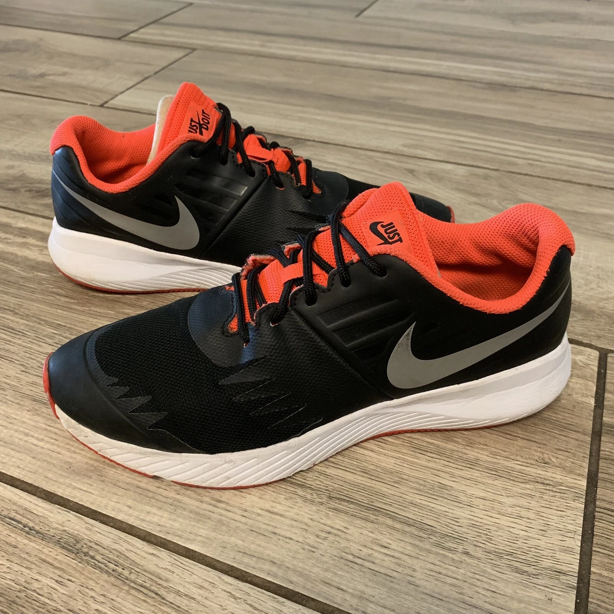 Nike running shoes black and orange discount