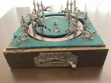 Antikes Blechspielzeug mechanisches Pferderennen Jeu De Course Frankreich 1920