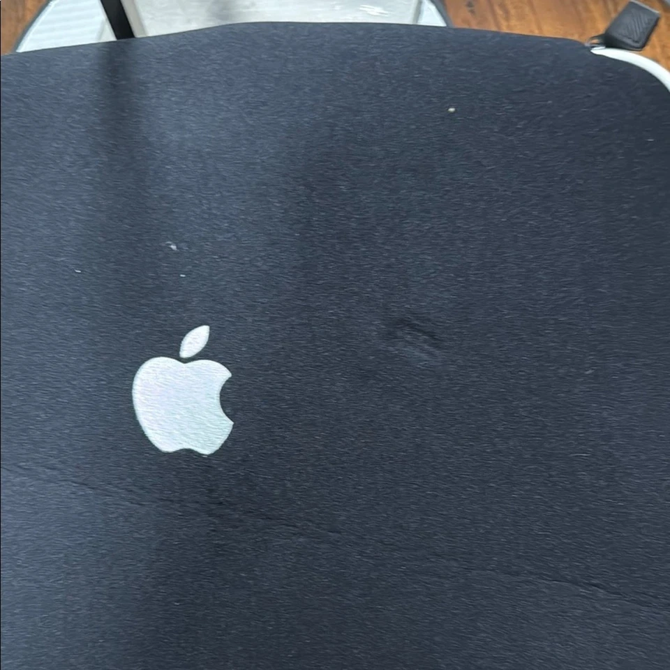 Funda para portátil Apple en blanco y negro Foto 2 de 3