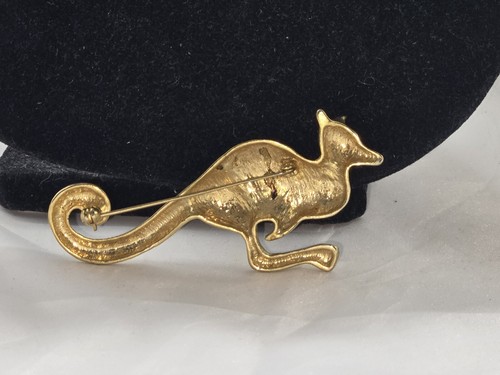 Vintage Brooch Pin Goldtone Jumping Kangaroo With Red Rhinestone Eye Unsigned - Afbeelding 3 van 3