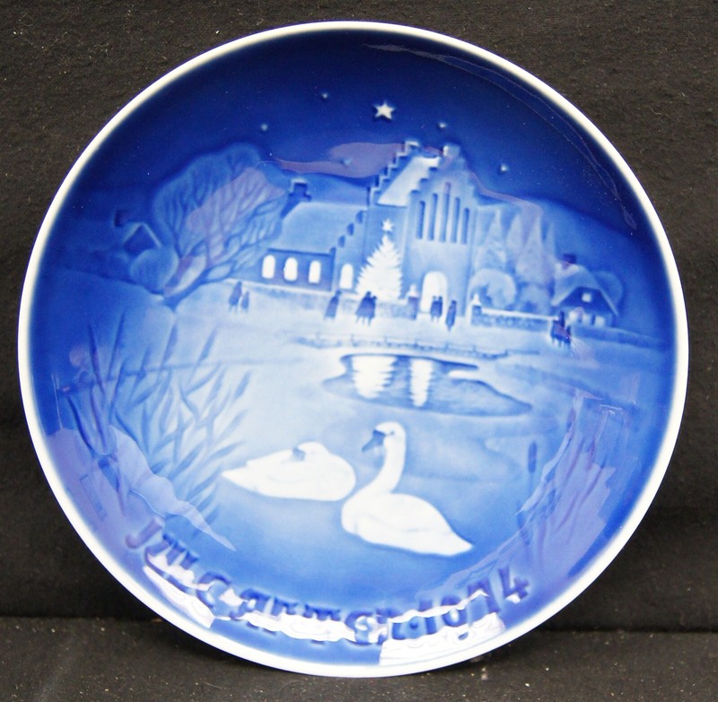 BING & GRONDAHL B&G 1974 Annual Plate 7.25" Christmas In The Village