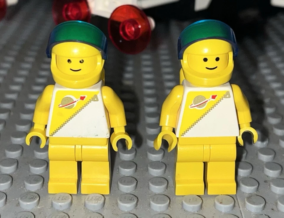 Lego 6932 Classic Space Futuron Stardefender "200" Complete Set Vintage Manual - Image 2 of 4