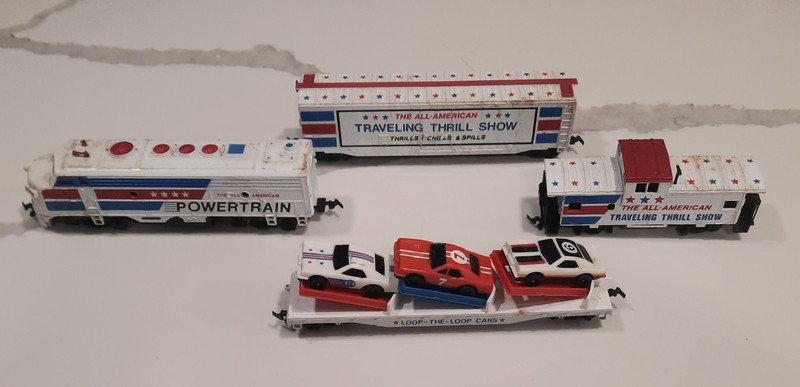 Bachman HO Scale The All American Engine, Freight,Caboose and Hauler with 3 cars