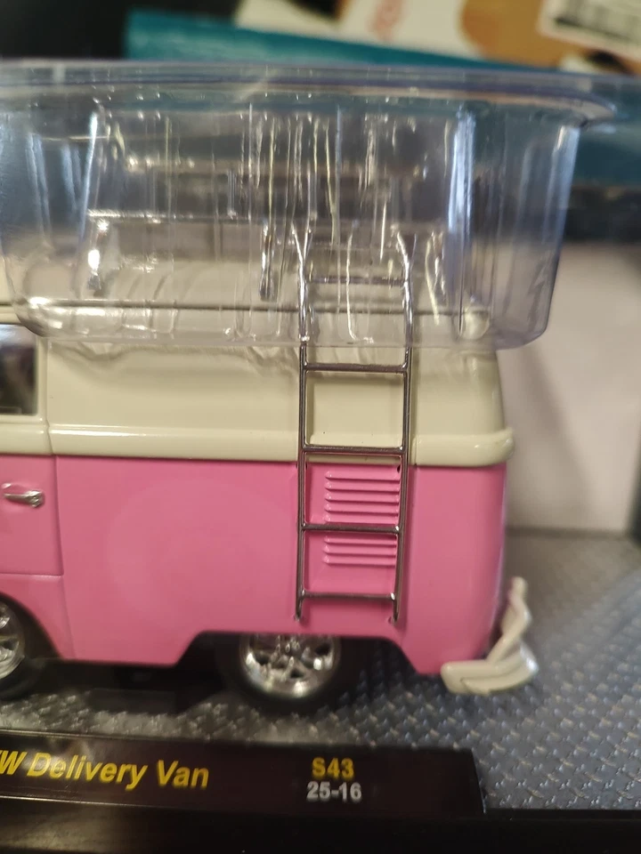 2025 M2 MÁQUINAS 2025 VW "THINK SMALL" 1960 VW FURGONETA DE REPARTO 1/24 ROSA/blanco🆕S43 Foto 4 de 4