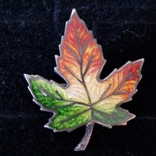ANTIQUE 1930'S STERLING SILVER GUILLOCHE ENAMEL PETITE SIZED MAPEL LEAF BROOCH
