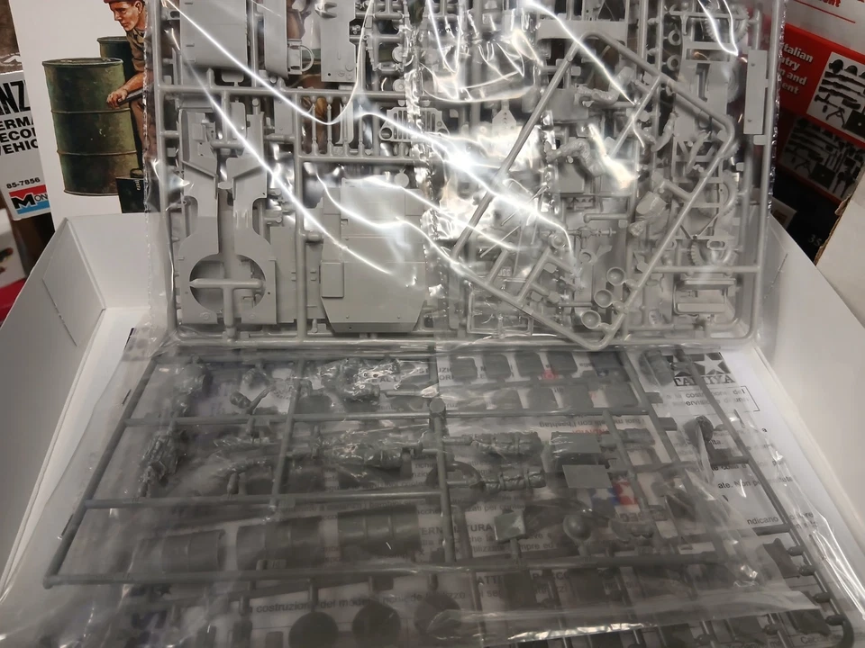 Tamiya 25423 British Sas Commando Vehicle 1944 modelkit 1/35 - Immagine 2 di 2