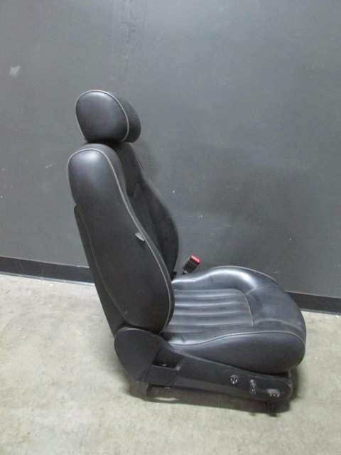 Maserati Quattroporte, RH, Right Front Seat, Black w/ Gray Piping, Used