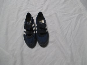 white youth tennis shoes