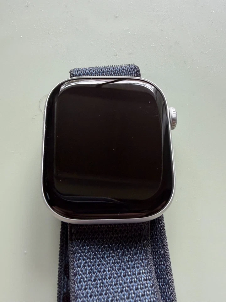 Apple Watch 10 GPS 46 mm tinta plateada bucle deportivo Foto 4 de 4