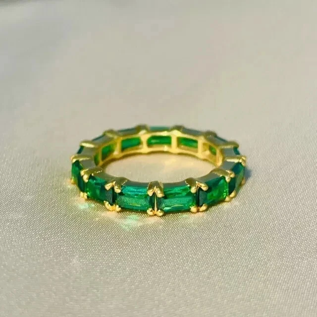 Anillo de compromiso de eternidad de esmeralda verde corte esmeralda de 3,0 quilates enchapado en oro amarillo de 14 k Foto 3 de 4