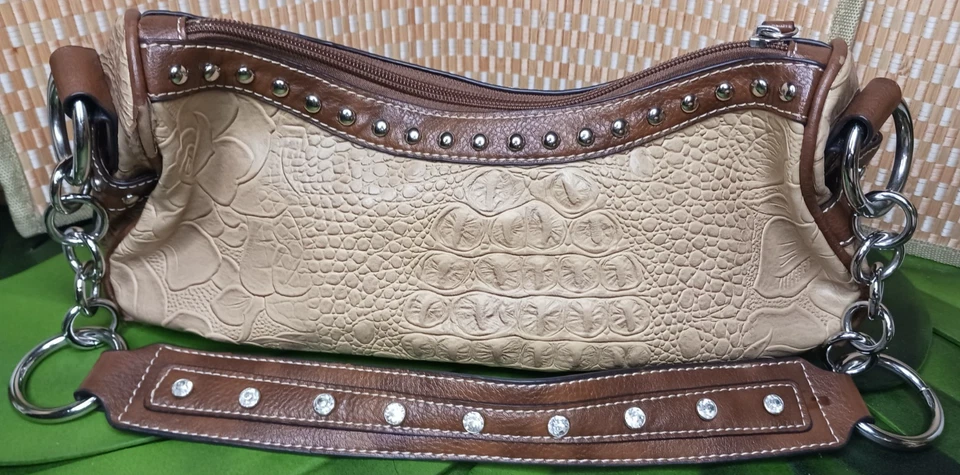 Blazin Roxx ~ Bolso de mano corto de cocodrilo en relieve ~ Acentos de diamantes de imitación tachonados 12 x 4,5 Foto 4 de 4