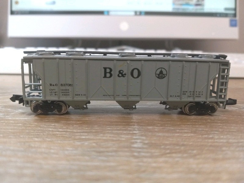 BACHMAN, N SCALE, 47' COVERED  HOPPER CAR, B & O. W/METAL WHEELS. FREE SHIPPING