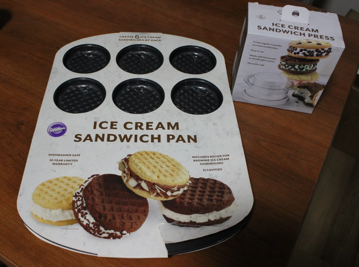 Wilton 12 Cavity Round Ice Cream Sandwich Pan 2105-0625 and Ice Cream Press NEW
Opens in a new windo