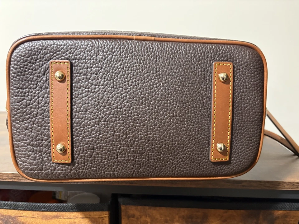 Bolso de Mano Dooney Bourke Dos Asas con Dijes Poco Uso. ¡Prístino! T’moro marrón Foto 3 de 4