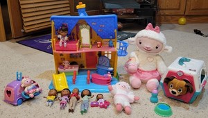 Large Disney Doc McStuffins Lot! Full Diagnosis Clinic, and many more Doc items!