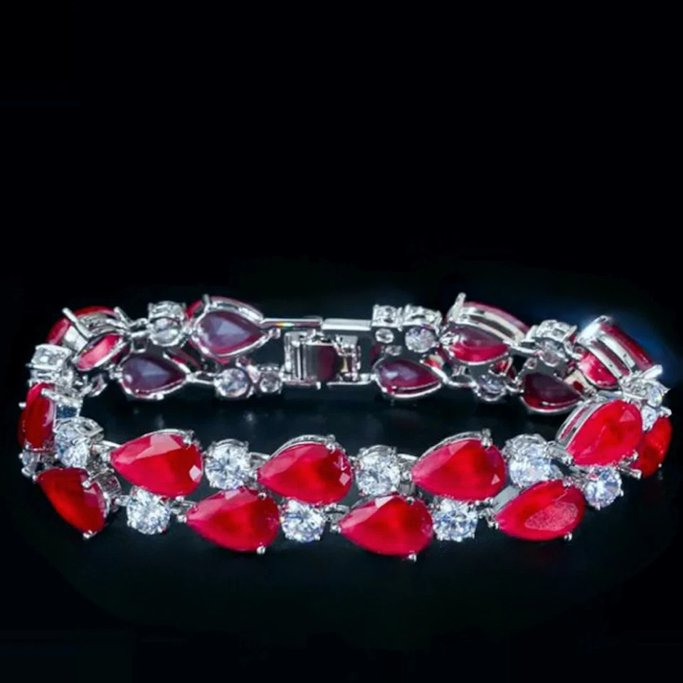 Brazalete de tenis de diamantes y rubí rojo creado en laboratorio lleno de oro blanco de 18k Foto 3 de 4