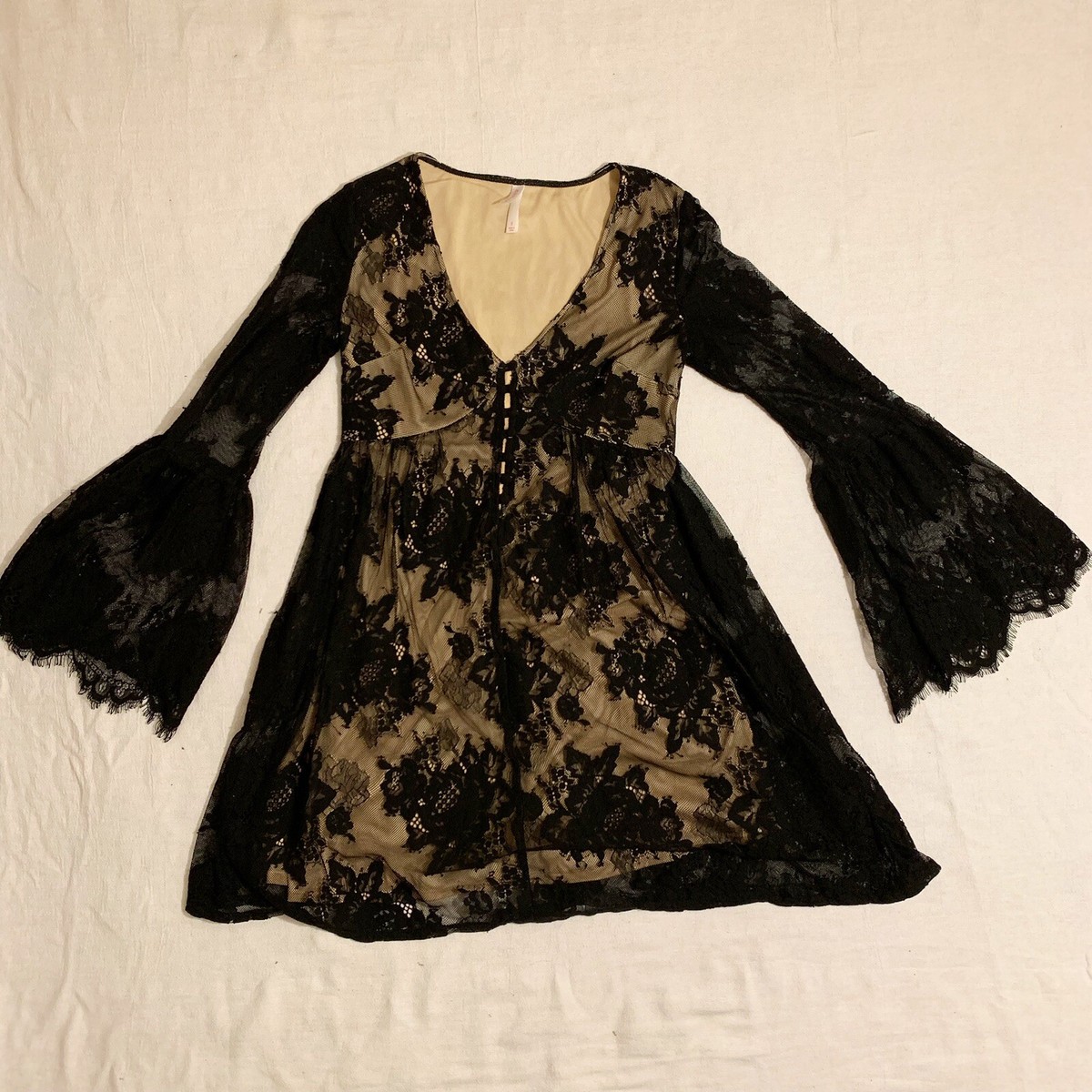 blue dress devil in a Dress: 9781781255193: Books What Bra to wear missy Size:43S %20Drinking%20in%20his%20friend%E2%80%99s%20bar%2C%20he%E2%80%99s%20wondering%20how%20he%E2%80%99ll%20manage%20to%20make%20ends%20meet%2C%20when%20a%20white%20man%20in%20a%20linen%20suit%20approaches%20him%20and%20offers%20him%20good%20money%20if%20Easy%20will%20simply%20locate%20Miss%20Daphne%20Money%2C%20a%20missing%20blonde%20beauty%20known%20to%20frequent%20black%20jazz%20clubs