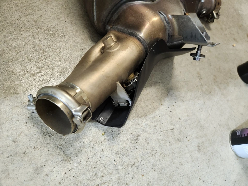 Yamaha R1 2019 - Sistema de escape de stock OEM (tubo medio + silenciador) Foto 2 de 4