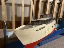 Modell Boot Yacht (Holz Lackiert), groß, ca. 1m lang, mit Innenräume.