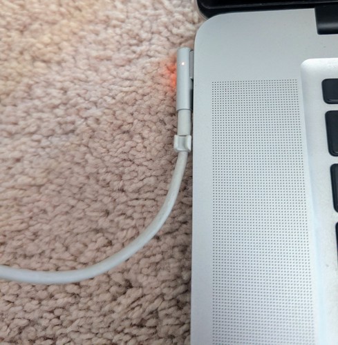 Apple MacBook Pro A1286 Laptop bundle with Charging Cable No OS Installed - 第 8/9 張圖片