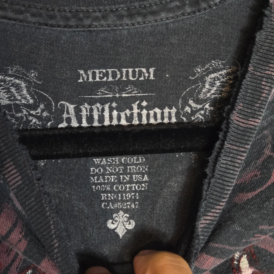 Camiseta masculina Affliction desbotada preta/vermelha gótica desgastada EUA manga curta tamanho M - Imagem 4 de 4