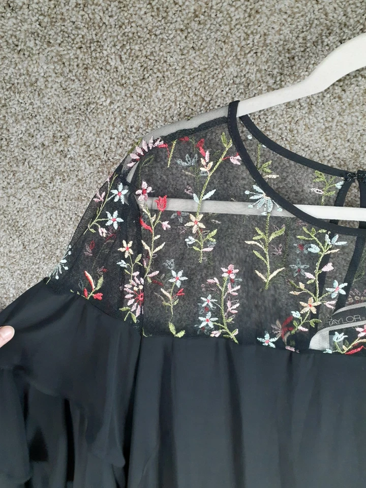 Платье женское Julian Taylor прозрачное с вышивкой цветочный узор 24W черное с рукавами-колокольчиками для мероприятий - Изображение 3 из 4