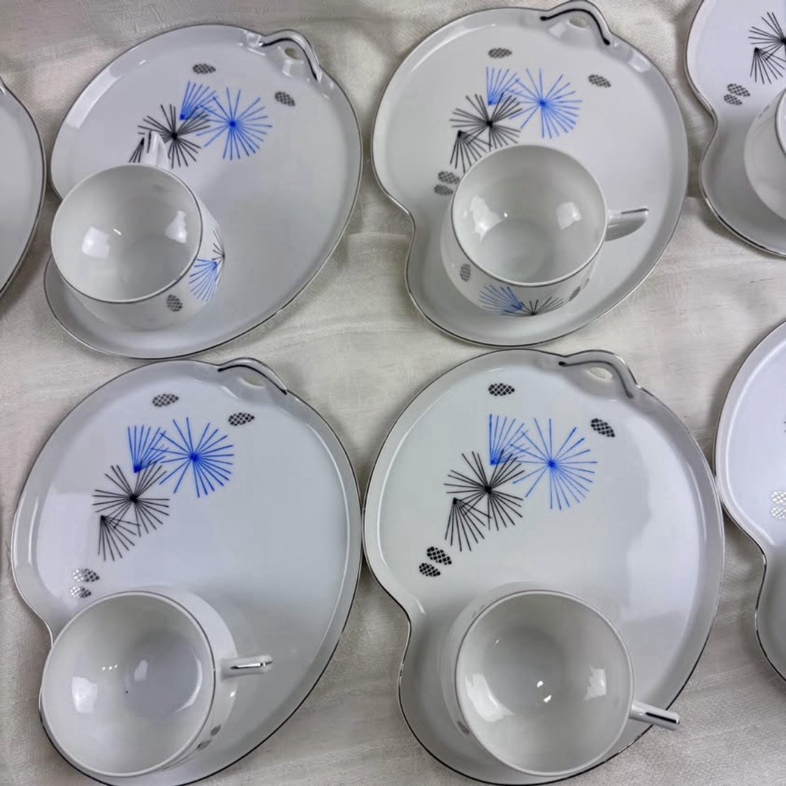 Set Of 10 Starburst Pine Cones & Needles Arita Kidney Shape Snack Plates & Cups