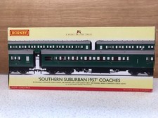 Hornby R2815 and R4379 Maunsell 6 Coach Set – Set 273