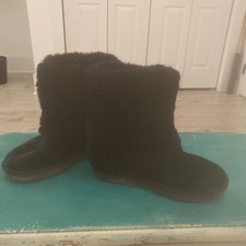 UGG Women s Black Faux Fur Mid-Calf Boots Pull-On Flat Heel Solid Round Toe