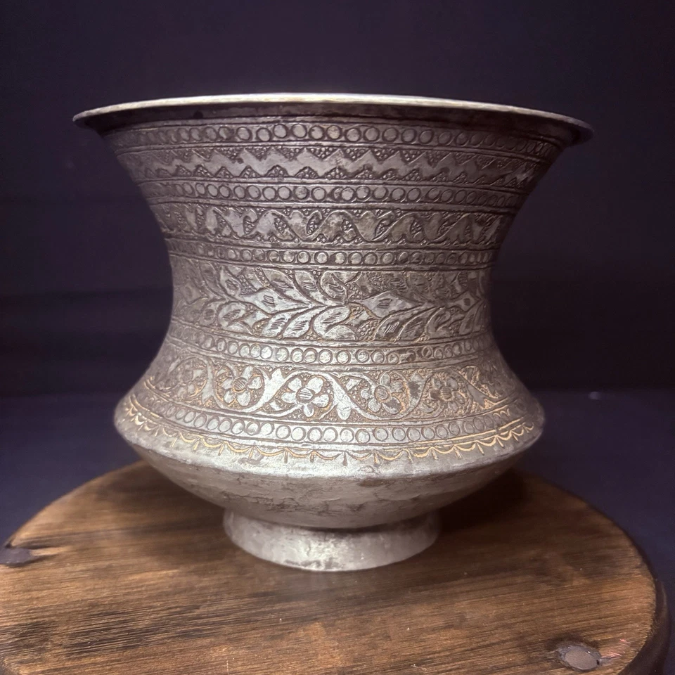 Recipiente de cobre martillado a mano flores islámicas caligrafía estañado era Qajar 1800s Foto 3 de 4