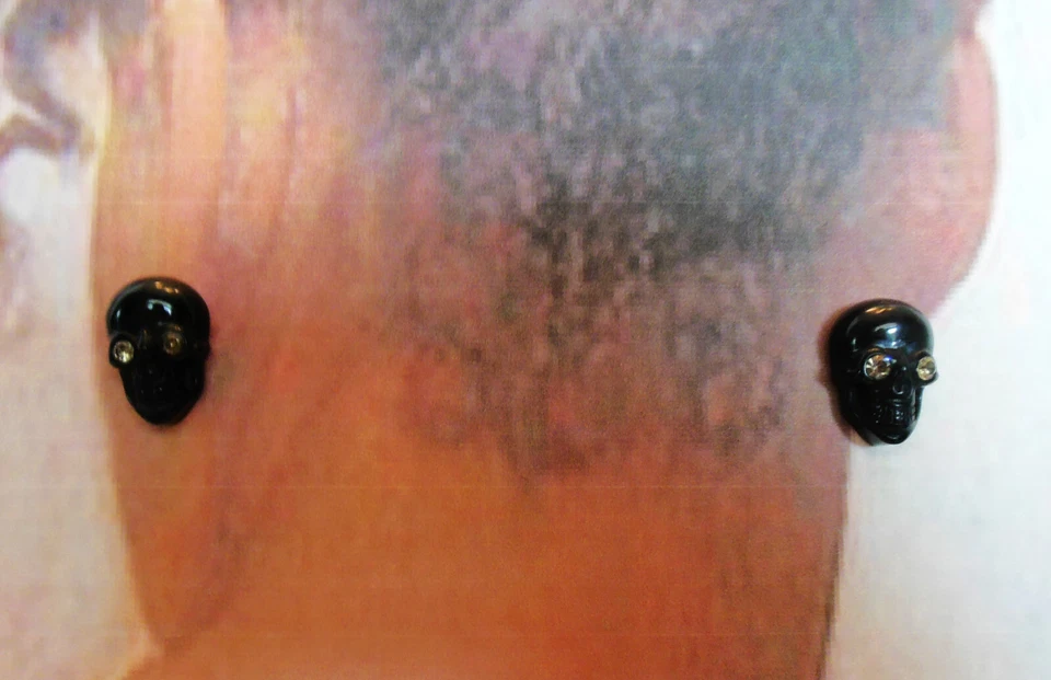 Pendientes de poste de calavera de acrílico negro Foto 2 de 4