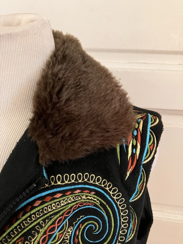 Chaleco Artístico Portátil Bob Mackie Pequeño Chaleco Muy Bordado Piel Sintética Negro Foto 2 de 4