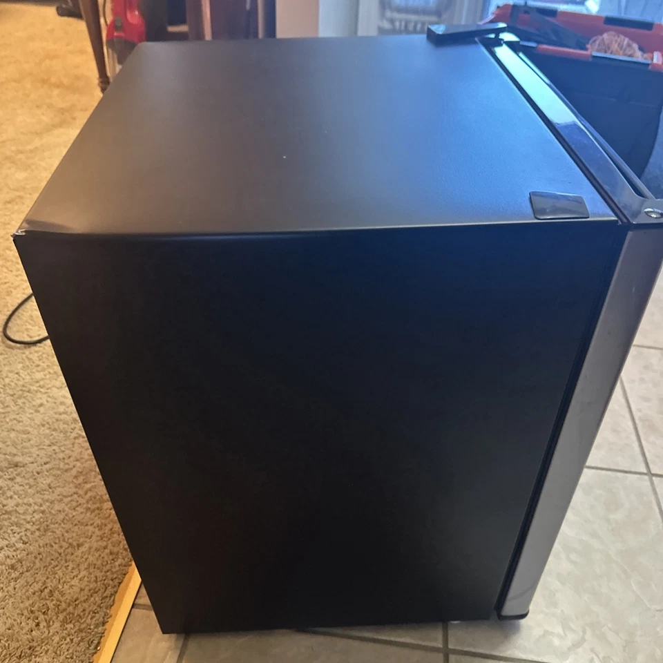 Mini refrigerador congelador compacto Whirlpool de 2,7 pies cúbicos de acero inoxidable WH27S1E Foto 4 de 4