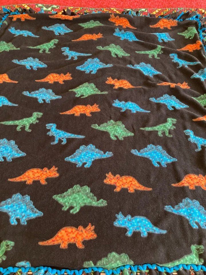 Manta Dinosaurio 48"x55" más Flecos Doble Poliéster Vellón Foto 2 de 4