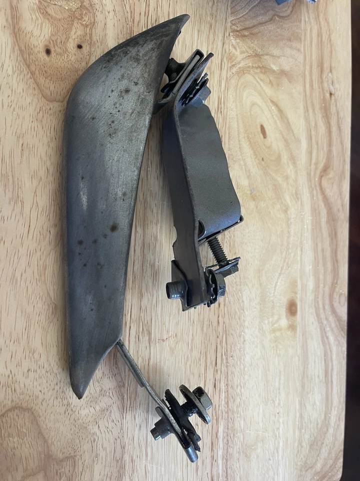 Par de protectores de parachoques trasero Ford Mustang 1965 1966 L&R OEM también C5ZZ-17984-C Foto 3 de 4