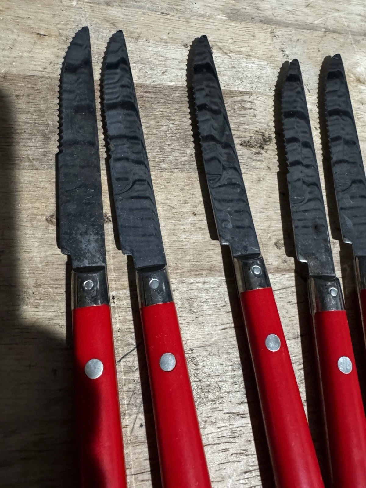 Washington Forge MARDI GRAS Set of 5 Steak Knives RED Flatware Serrated Blade