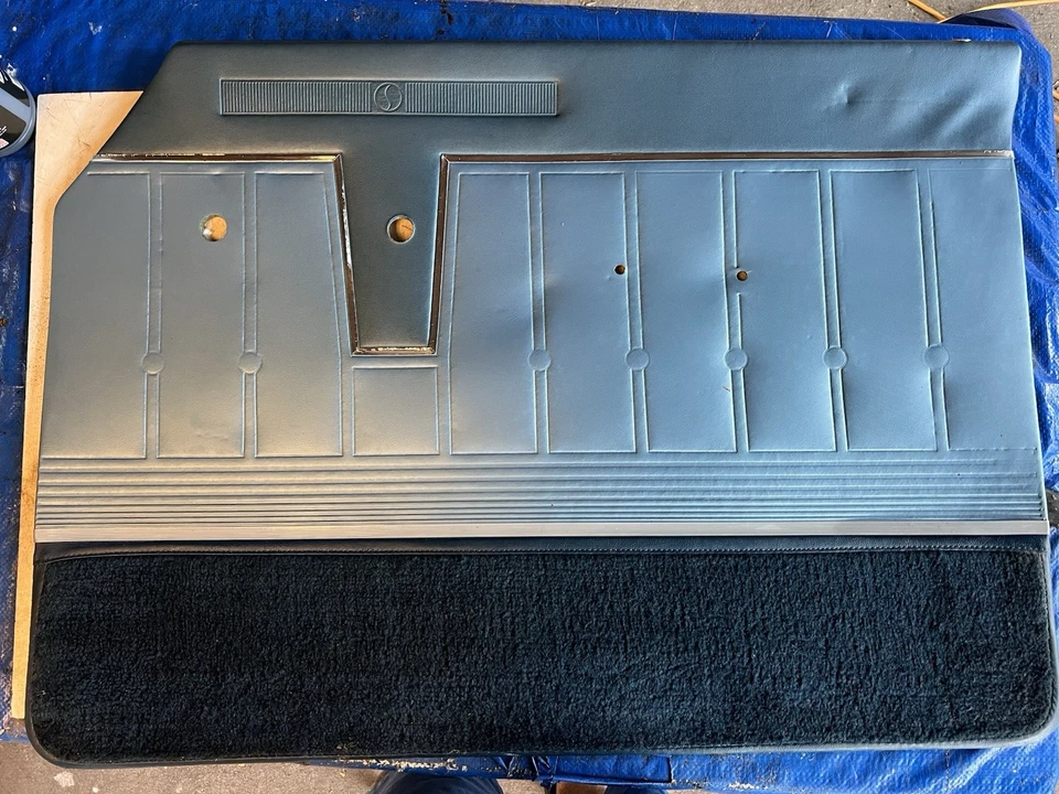 Studebaker Cruiser 1965 sedán panel de puerta moldura pasajero delantero derecho fabricante original Foto 2 de 4