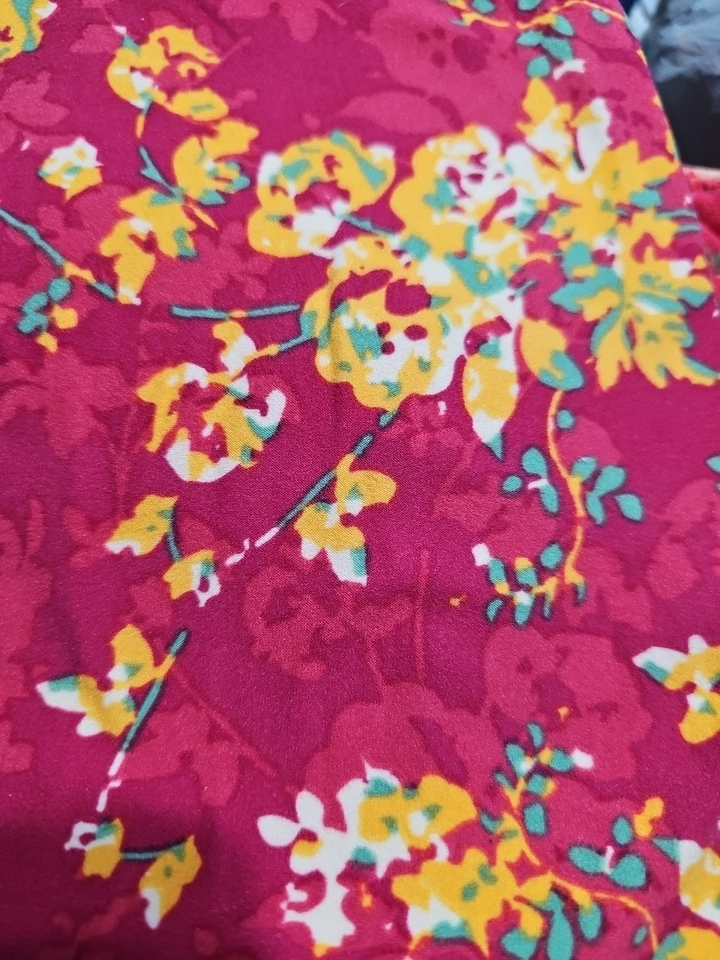 LuLaRoe, OS, estampado floral en rojo Foto 2 de 2
