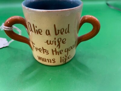 Ein antiker kleiner Lauder Moto Ware Becher mit drei Henkeln Barnstaple Devon