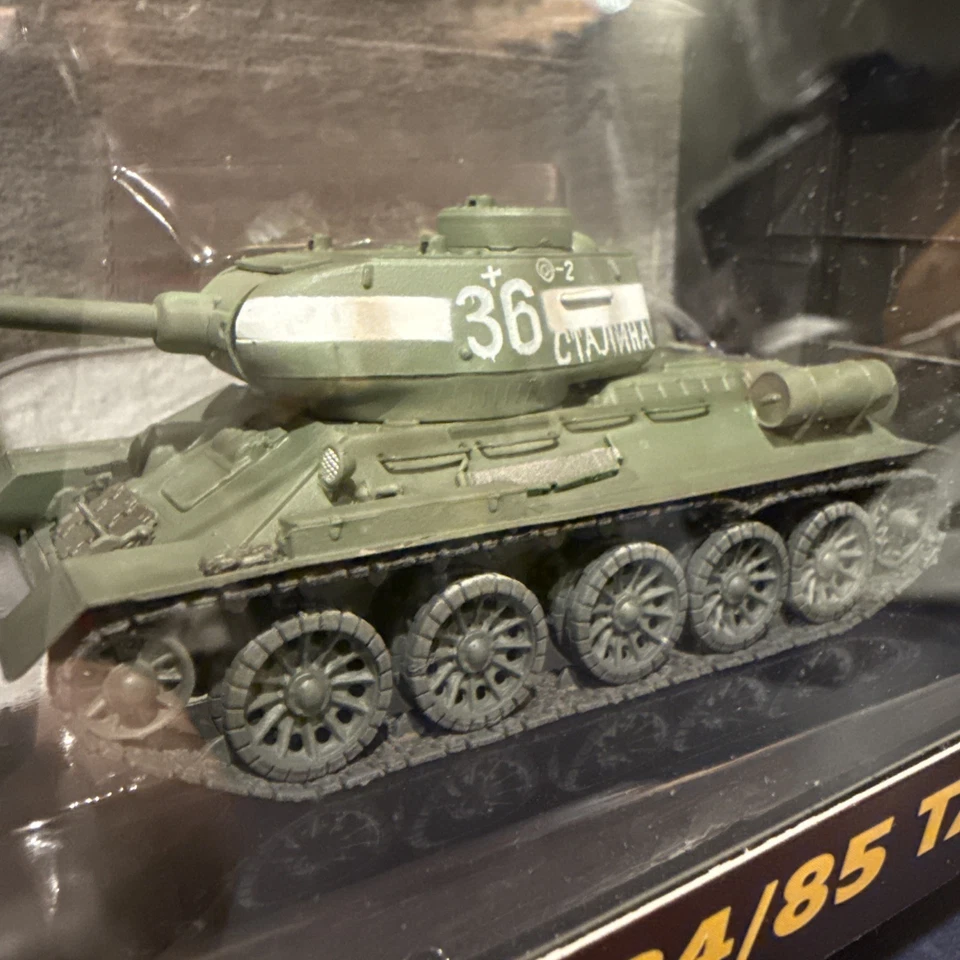 Easy Model WWII Russian Army T-34/85 Medium Tank 1/72 36270 - Image 3 of 4
