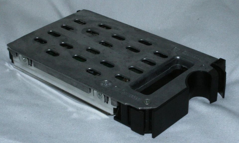 Dell Quantum 3.5 Series Hard Drive ATLAS 10K RPM 18GB KW18J461 Used Good Working - Image 4 of 4