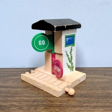 Vtg 1999 Britt Allcroft Thomas Wooden Railway STOP AND GO TOWER STATION