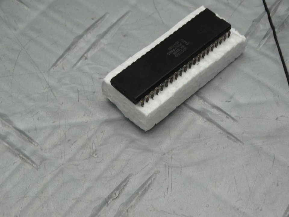 Mostek MK3880N 40-Pin Computer Chip 8047080 / 8045 - Image 2 of 4