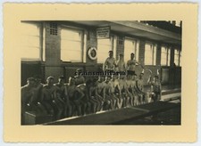 Orig. Foto halb nackte Soldaten in Stadtbad BRAUNSCHWEIG Schild nude akt 1939