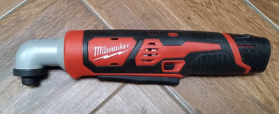(MA2) Milwaukee (2467-20) M12 1/4 In. Hex Right Angle Impact Driver with Battery