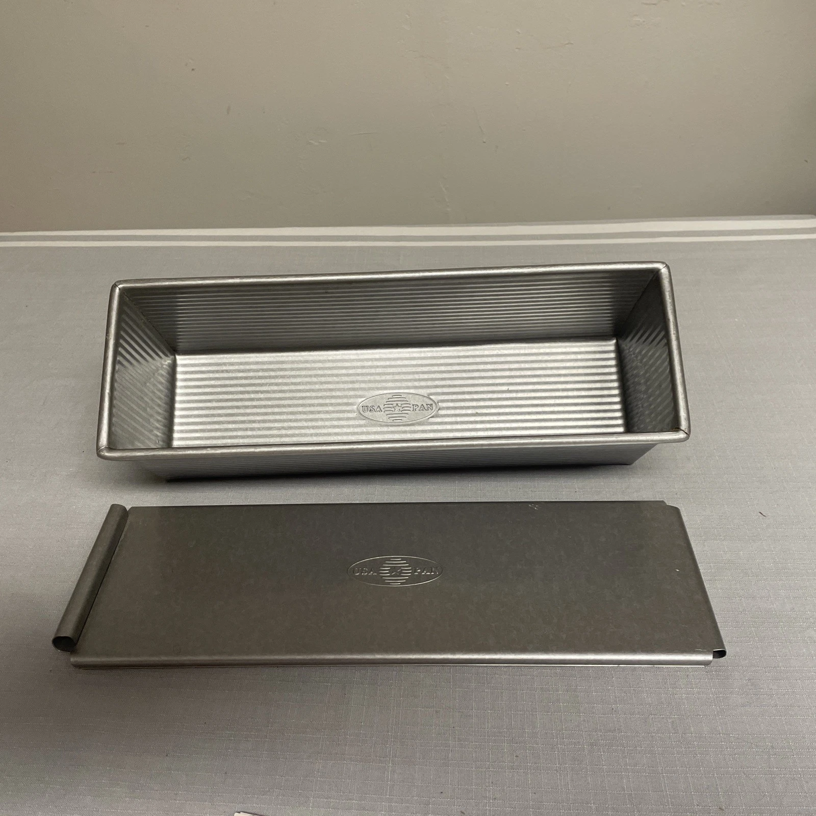 USA Pan Bakeware Pullman Loaf Pan with Cover, 13 x 4 inch, Nonstick & Quick